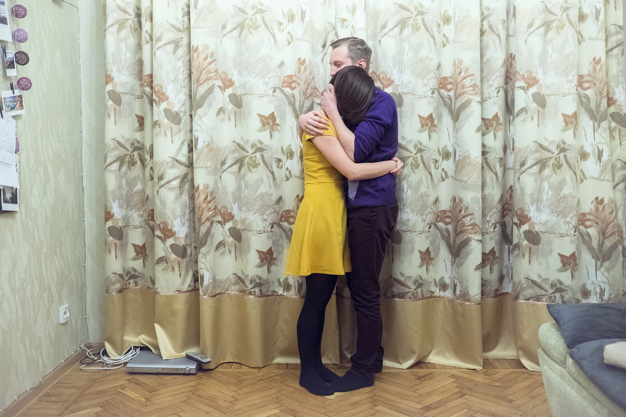 Alexander ist aus Krasnodar, Russland, Lena wurde in Kiev geboren. Sie haben sich 2013 in den Ferien in Griechenland kennengelernt – kurz vor der Maidan-Revolution. © Oksana Yushko