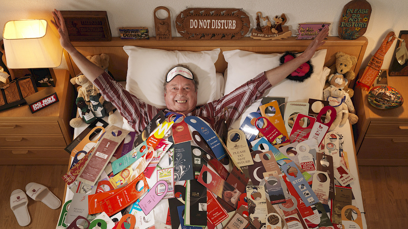 Jean-François Vernetti, Der Guinness Weltrekordhalter besitzt 11'111 Do-Not-Disturb-Hotelschilder aus rund 200 Ländern, © Guinness World Records