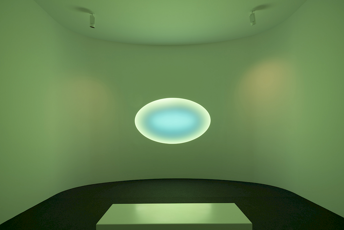 Installationsansichten «My Light». James Turrell «Curved Elliptical Glass: Healing Light», 2017. Installation mit computergesteuerten LED, Loop 150 min, 380 x 515 x 535 cm. Courtesy: Universitäts-Kinderspital Zürich – Eleonorenstiftung. Foto: Florian Holzherr.