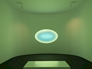 Installationsansichten «My Light». James Turrell «Curved Elliptical Glass: Healing Light», 2017. Installation mit computergesteuerten LED, Loop 150 min, 380 x 515 x 535 cm. Courtesy: Universitäts-Kinderspital Zürich – Eleonorenstiftung. Foto: Florian Holzherr.