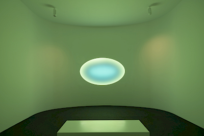 Installationsansichten «My Light». James Turrell «Curved Elliptical Glass: Healing Light», 2017. Installation mit computergesteuerten LED, Loop 150 min, 380 x 515 x 535 cm. Courtesy: Universitäts-Kinderspital Zürich – Eleonorenstiftung. Foto: Florian Holzherr.