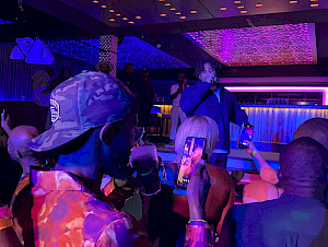 Bnxn «Buju» live an einer Afrobeats Party im Sektor 11 in Zürich.