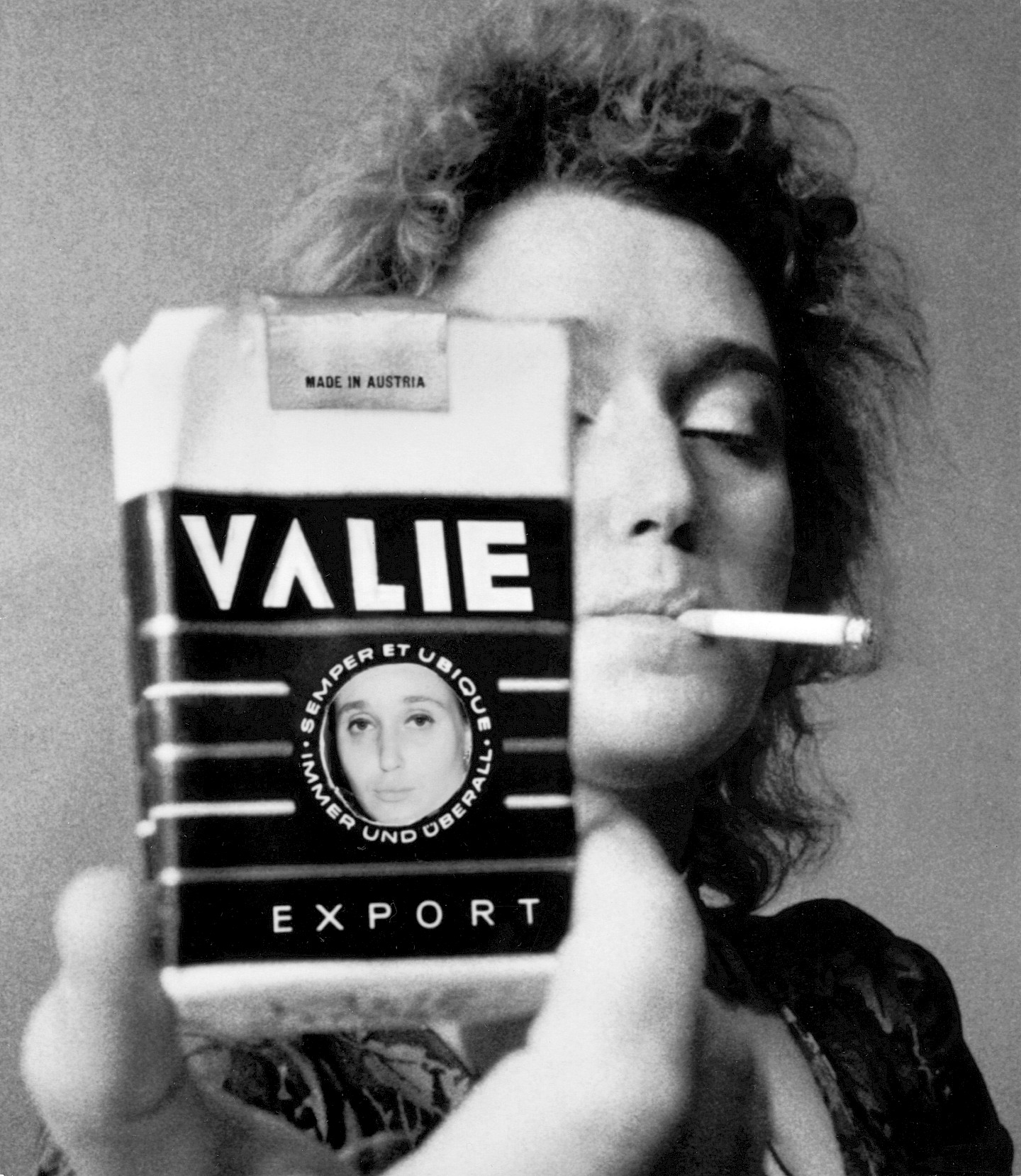 VALIE EXPORT, VALIE EXPORT – SMART EXPORT Selbstportrait, 1970, s/w-Fotografie, ALBERTINA, Wien – The ESSL Collection © VALIE EXPORT, 2022, ProLitteris, Zurich, Foto: Gertraud Wolfschwenger