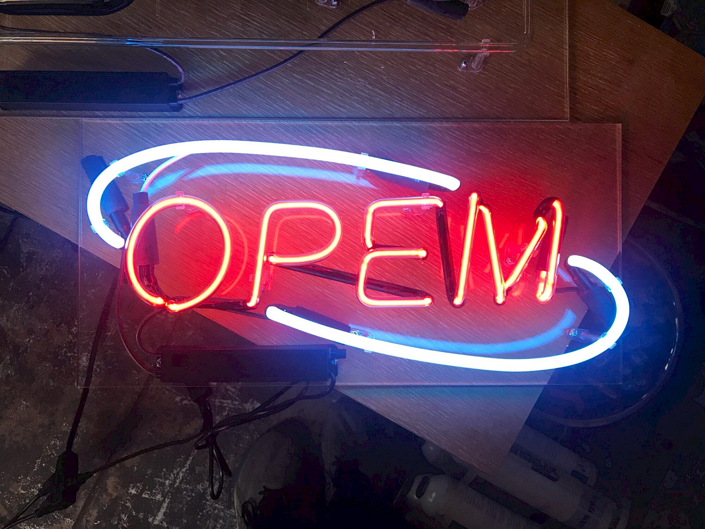 Benedikt Bock und Arnaud Wohlhauser, Poem, 2022, Neon (rot und blau), 50 x 35 x 15 cm
25. April 2023, 20:00
«Analytisches Kabarett» – Nr. 1: Faschismus und Männlichkeit. Platon und Arendt, griechischer Wein und Campari Spritz
11. Mai 2023, 18:00
«The Psychedelic Salon»
23. Mai 2023, 20:00
«Analytisches Kabarett» – Nr. 2: Betrunkene Träume im rationalistischen Kloster. René Descartes, Mary Astell und Klosterschnaps
Archiv
Matineen Cabaret Voltaire
Gastveranstaltungen
Raum für Unsicherheit
Benedikt Bock und Arnaud Wohlhauser, Poem, 2022, Neon (rot und blau), 50 x 35 x 15 cm