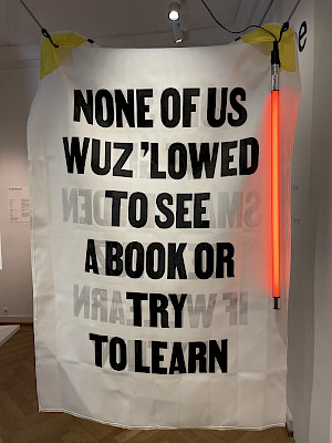 Die Ausstellung beginnt mit einem Auszug aus Bertold Brechts «Die Mutter» aus dem Jahr 1933. Im selben Jahr floh Brecht vor dem Nationalsozialismus ins Exil, seine Bücher wurden verbrannt und verboten. 
 