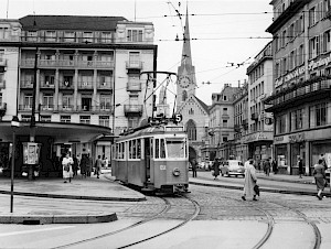Z%c3%bcrich+in+den+50er-Jahren%3a+Ein+Tram+der+Linie+5+am+Paradeplatz