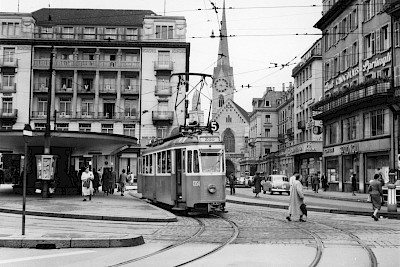 Z%c3%bcrich+in+den+50er-Jahren%3a+Ein+Tram+der+Linie+5+am+Paradeplatz