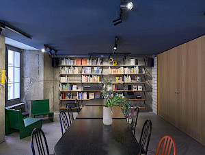 Die+Dada-Bibliothek+mit+Werken+%c2%abNarcissus%2c+zentrales+H%c3%b6hlengrau%2c+Erbse%2c+Flamingo%c2%bb+(I%26II)+von+Stefan+Burger%2c+Photo%3a+Philipp+H%c3%a4nger