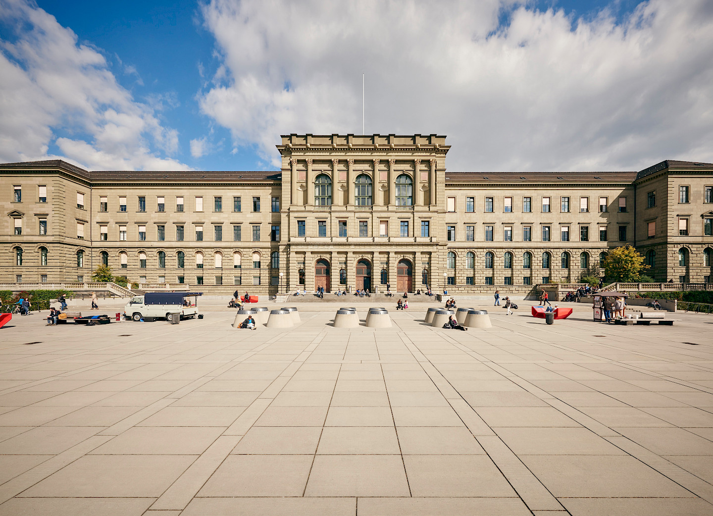 Hauptgebäude Zentrum