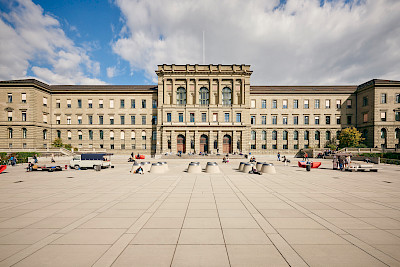 Hauptgebäude Zentrum