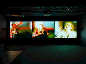Tatjana Marušić, A WOMAN UNDER THE INFLUENCE - to cut a long story short, 2003
3-Kanal-Videoinstallation, Farbe, Ton; erworben als Betacam SP, Mini DV und DVD; PAL, 4:3, Dauer: 9‘48“, Kunsthaus Zürich, 2004, © Tatjana Marušić