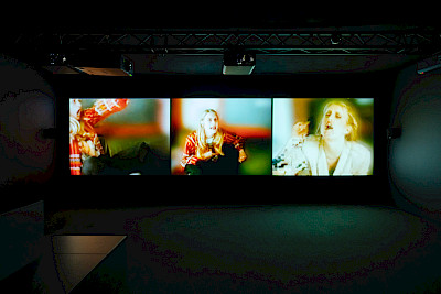 Tatjana Marušić, A WOMAN UNDER THE INFLUENCE - to cut a long story short, 2003
3-Kanal-Videoinstallation, Farbe, Ton; erworben als Betacam SP, Mini DV und DVD; PAL, 4:3, Dauer: 9‘48“, Kunsthaus Zürich, 2004, © Tatjana Marušić