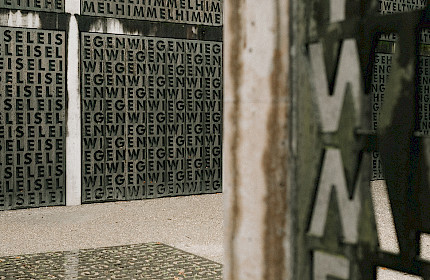 Artothek: Stahlplatten des Trostes