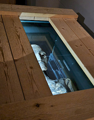 Über 2'500 Jahre alt ist die Mumie in Winterthur. Das Museum stellt den Besucher:innen die Frage, ob und wie Mumien heute noch ausgestellt werden sollen.