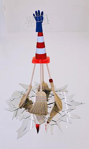 Theatralische Rundskulptur aus Alltagsdingen von Andy Hermann