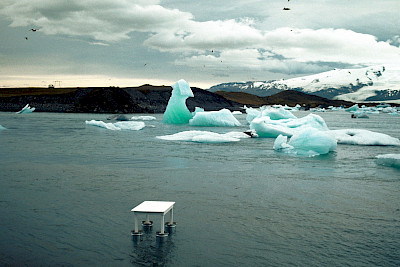 Roman Signer, Tisch, Island, 1994 © Roman Signer