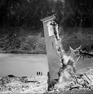 Abbruch des Kirchturms von Marmorera, 05.07.1954. © Stadtarchiv Zürich, V.G.c.161.:4.9.1.03966.