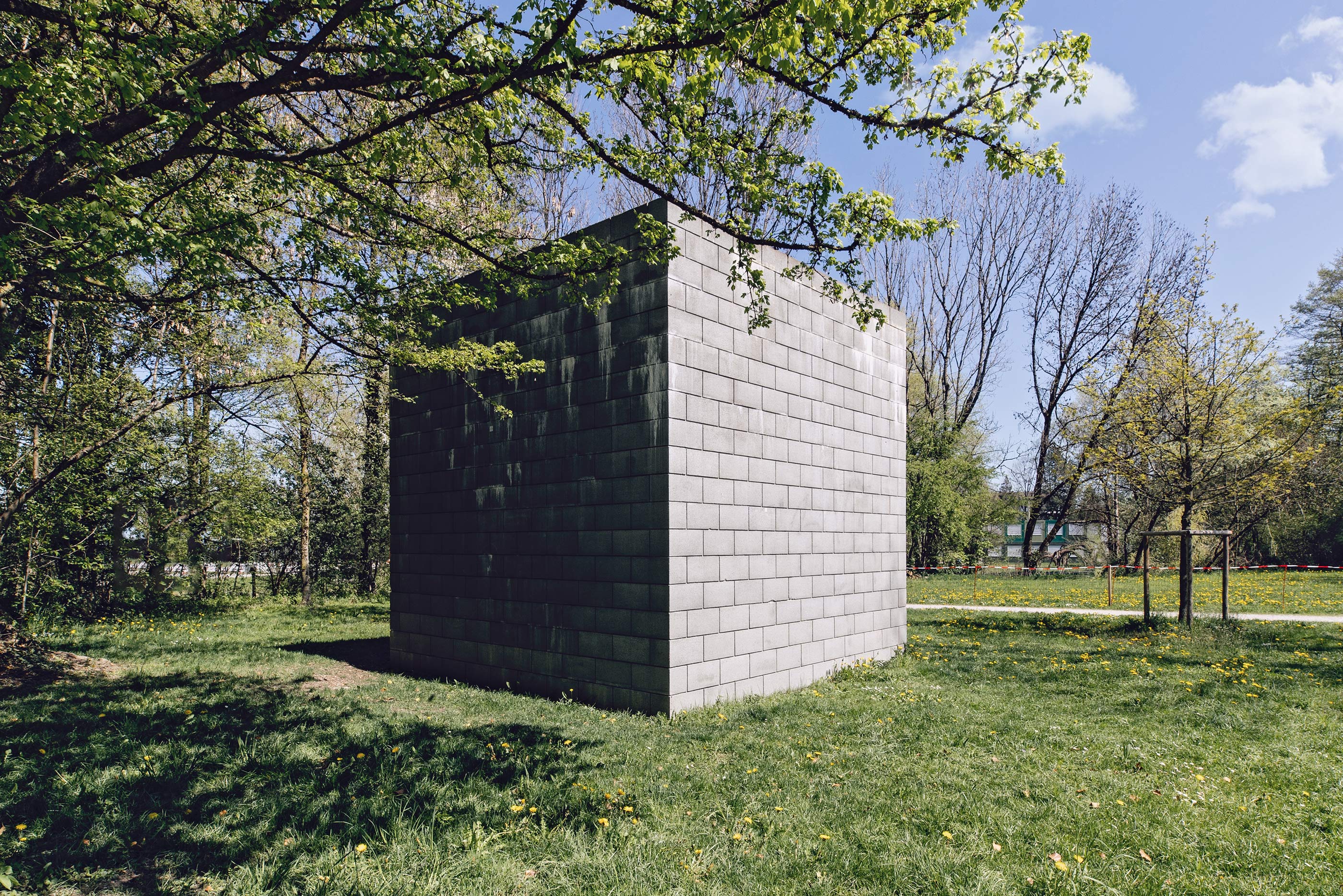 Sol LeWitt, Cube, 1984/2011, Walter A. Bechtler-Stiftung, Installationsansicht, Zellweger Park, 2023