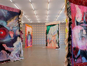 Installationsansicht Klodin Erb
Vorhang fällt Hund bellt
21.9.2025 – 4.1.2026, Aargauer Kunsthaus
Foto: David Aebi, Burgdorf