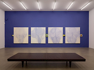 Installationsansicht Klodin Erb
Vorhang fällt Hund bellt
21.9.2025 – 4.1.2026, Aargauer Kunsthaus
Foto: David Aebi, Burgdorf