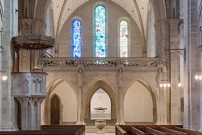 Der+f%c3%bcnfteilige+Fensterzyklus+von+Chagall+im+Chor+des+Fraum%c3%bcnsters+%c2%a9+Beat+B%c3%bchler