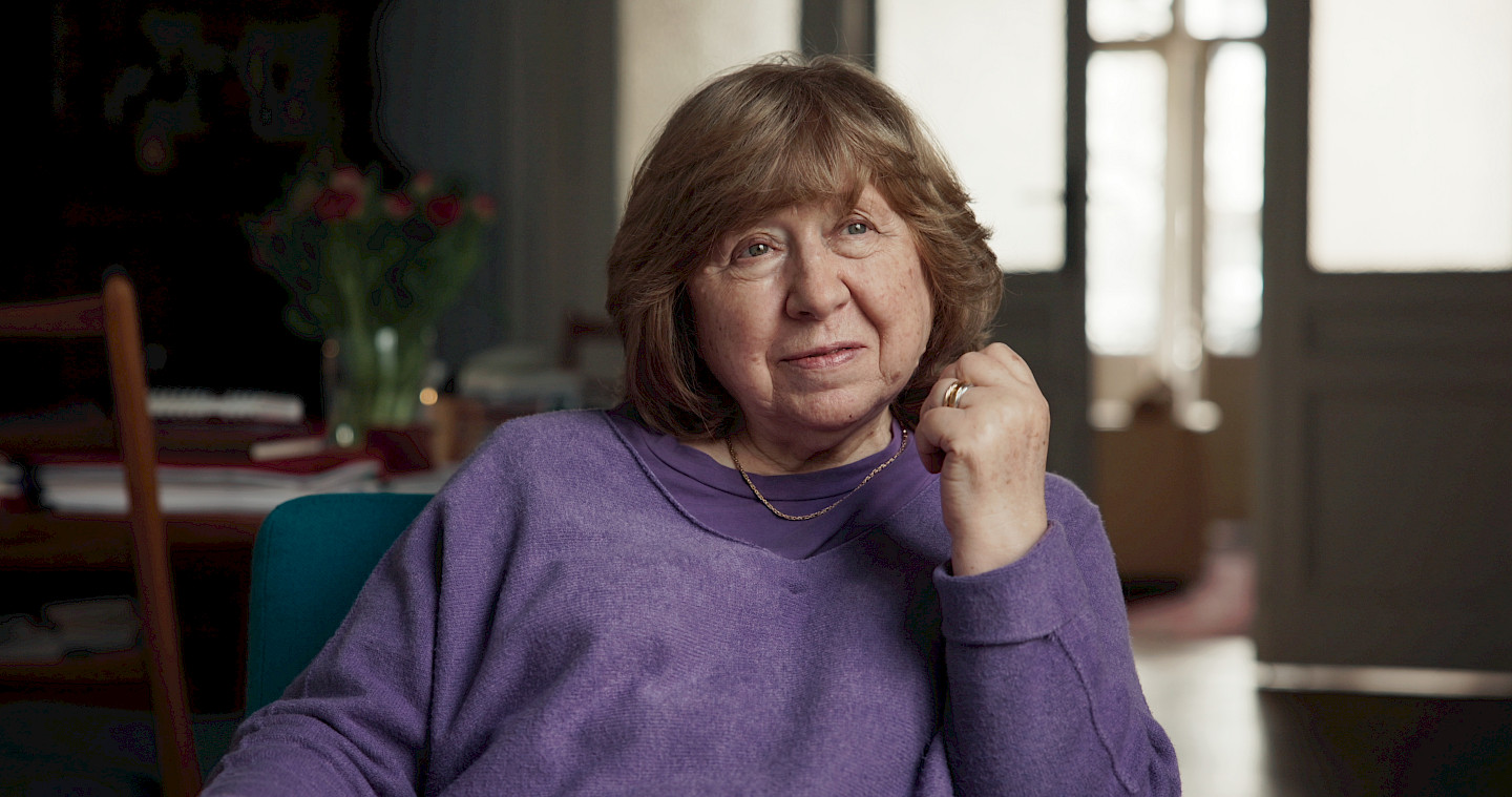 Swetlana Alexijewitsch, März 2026 in Berlin, beim Video-Interview mit Kuratorin Philine Bickhardt für die Ausstellung. Bild: Nikita Fedosik