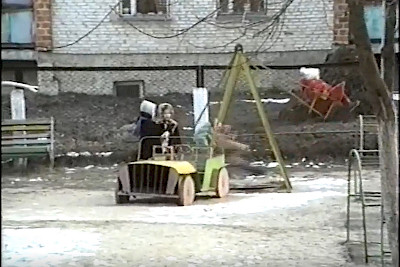 Ein+Spielplatz+in+der+Sperrzone+%7c%c2%a0Still%3a+Videomaterial+der+Reise+von+1995%2f96+in+die+kontaminierte+Zone%2c+Kamera%3a+Tatjana+Loginowa+(Blinken+OSA+Archivum)