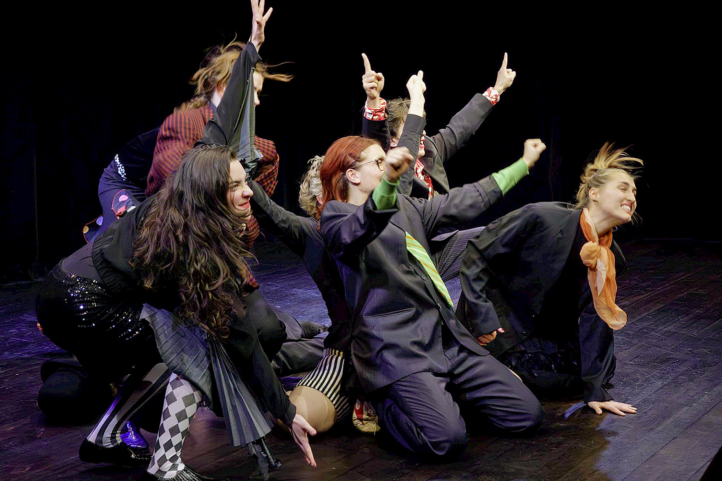«Am Anfang war der Abgrund oder die Welt ist nicht ganz dicht» Sieben Schauspielstudierende der ZHdK