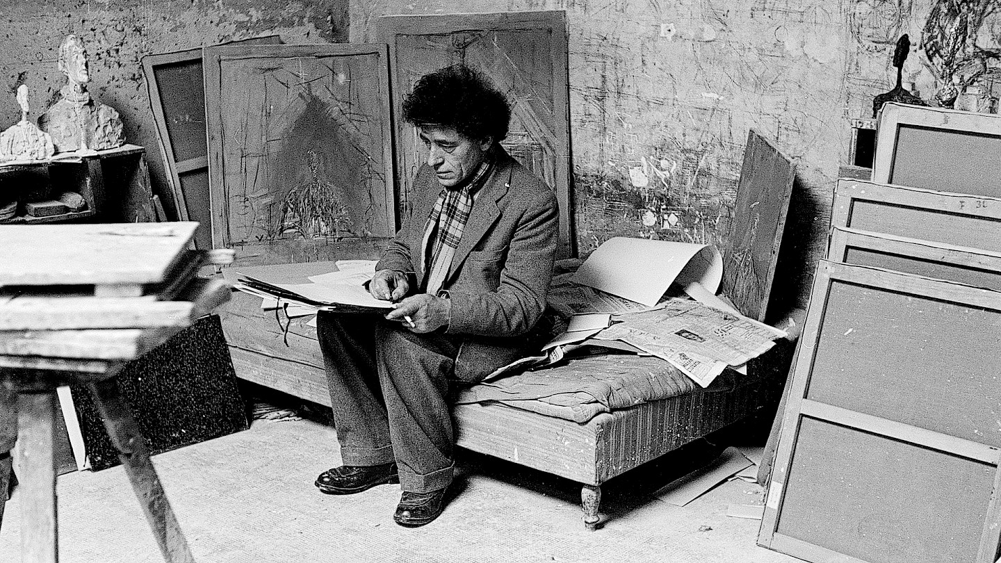 Alberto Giacometti in seinem Atelier, Paris, 1953. © Succession Alberto Giacometti / 2026, ProLitteris, Zurich für alle Werke von Alberto Giacometti / Foto: © 2026 Stiftung Ernst Scheidegger-Archiv, Zürich.