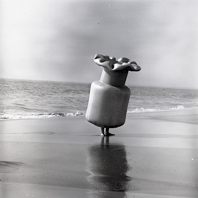 Heidi+Bucher%2c+Bodyshell+(Poma)+at+Venice+Beach%2c+Los+Angeles%2c+California%2c+1972+Photo%3a+Beverly+Edna+Johnson+and+Studio+Heidi+and+Carl+Bucher%2c+Courtesy+of+the+Estate+of+Heidi+Bucher