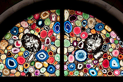 Kredit: Foto Christof Hirtler, Sigmar Polke, Glasfenster im Grossmünster Zürich, © 2026, ProLitteris, Zurich